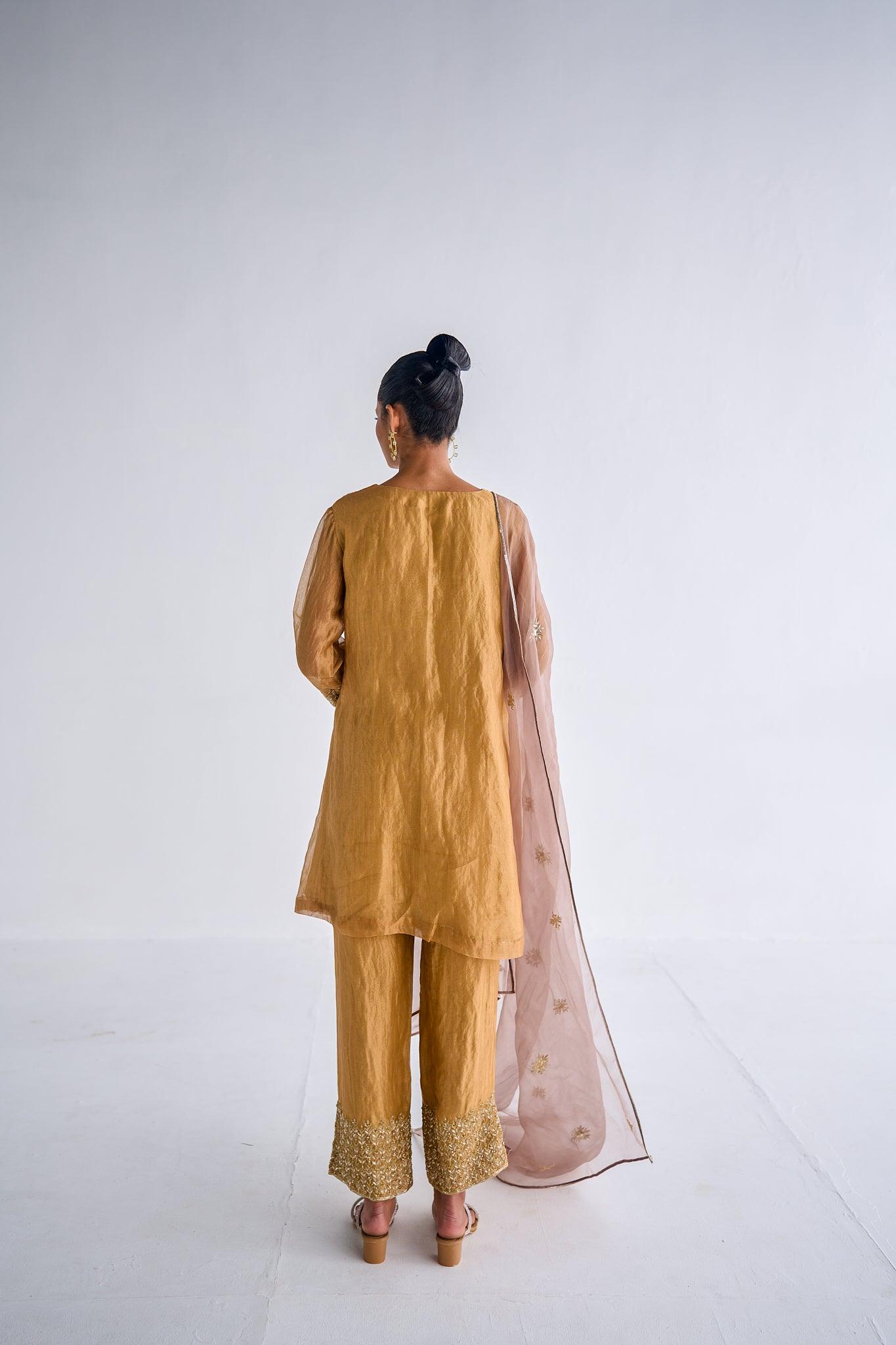GOLD SUIT - Esha Arora