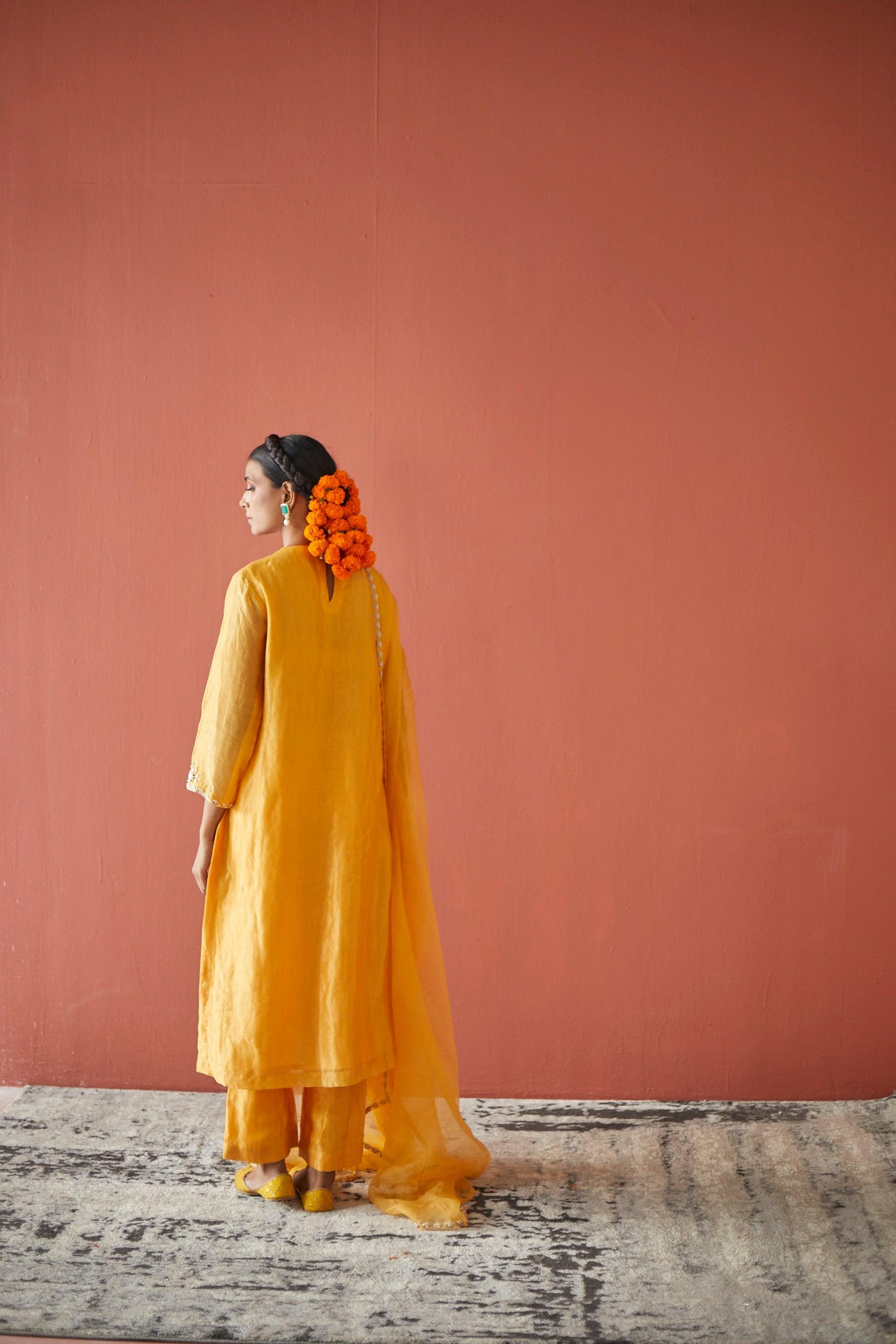YELLOW SUIT - Esha Arora