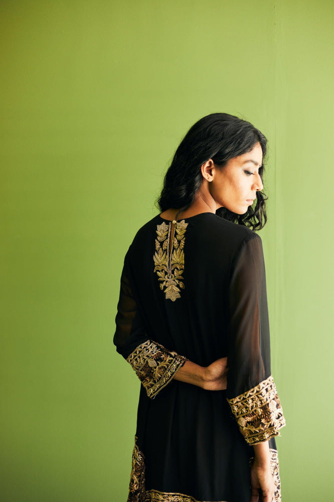 BLACK SUIT - Esha Arora