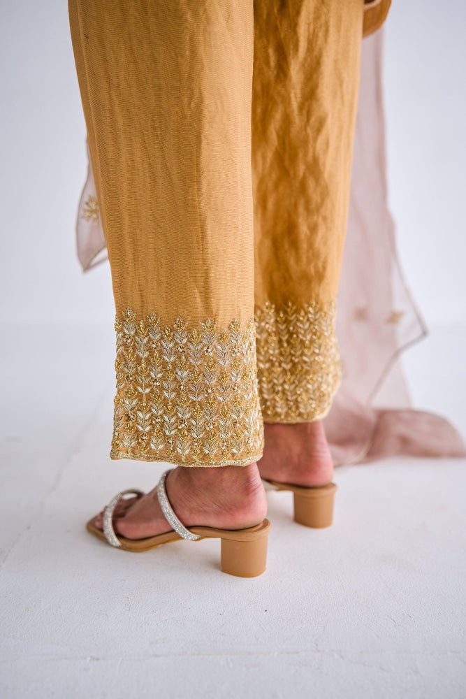 GOLD SUIT - Esha Arora